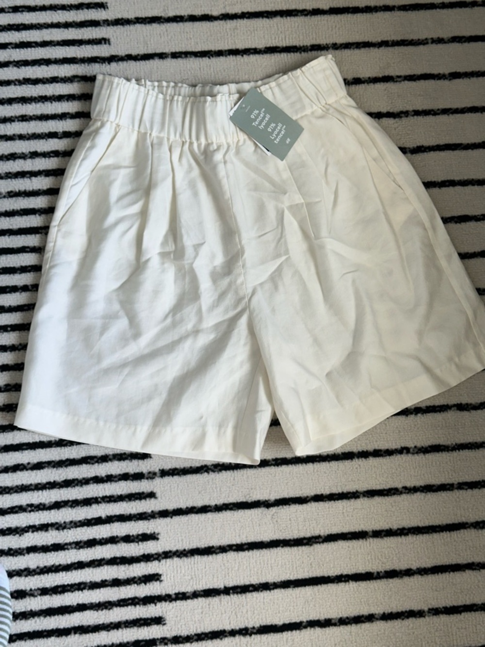 H&M White Elastic-Waist Pleated Shorts